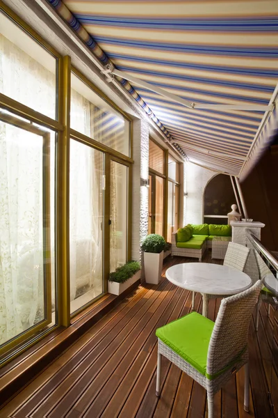 Penthouse appartement balkon met houten vloeren — Stockfoto