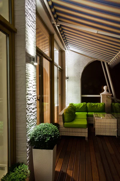 Penthouse appartement balkon met houten vloeren — Stockfoto