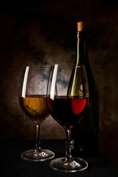 Склянка з червоним і білим вином в темряві — стокове фото