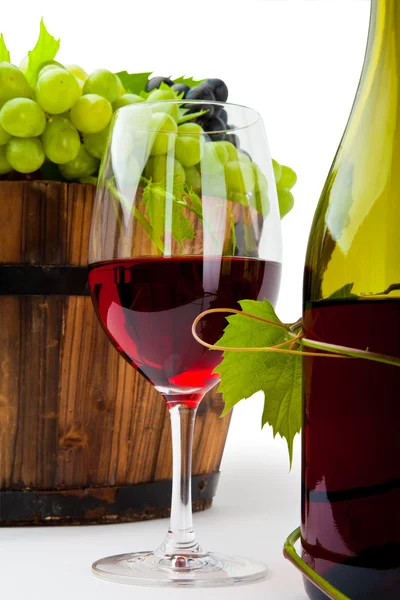 Натюрморт с винными бутылками, бокалами и виноградом — стоковое фото