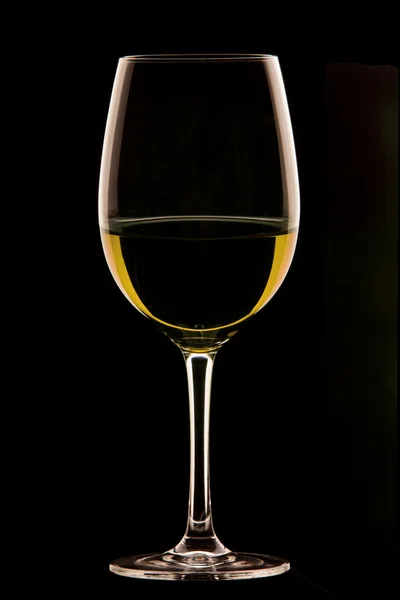Pohár bor fekete háttér. — Stock Fotó