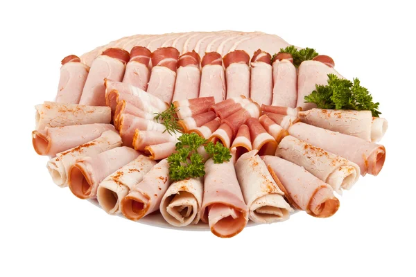 Salami szynka mięsa i więcej na płytkę na białym tle z tyłu biały — Zdjęcie stockowe