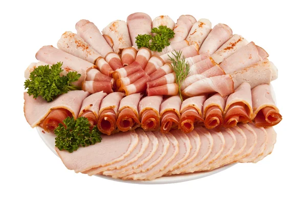 Carne di prosciutto salame e altro ancora sul piatto isolato sul dorso bianco — Foto Stock