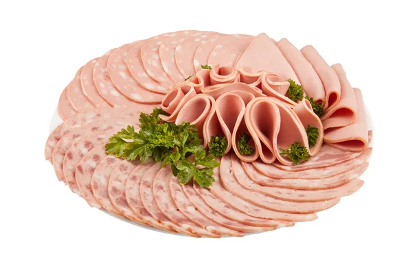 Салями мясо ветчины и многое другое на тарелке изолированы на белой спине — стоковое фото