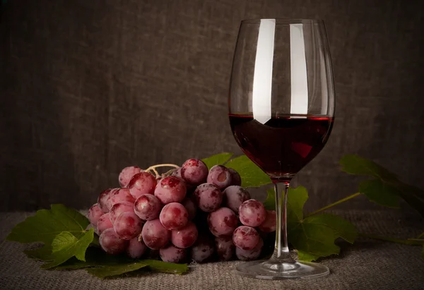 Bodegón con botellas de vino, vasos y uvas —  Fotos de Stock