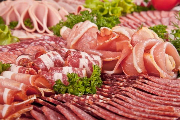 Cortar salchichas y carne curada con perejil Imagen de stock