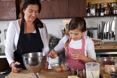 Anne ve kızı birlikte mutfakta pişirme