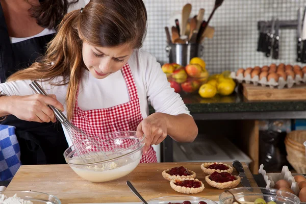 Mother and daughter baking at home — Stock Photo, Image