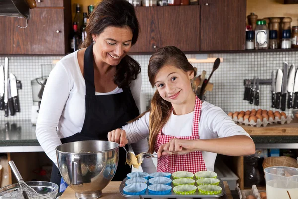 Madre e figlia cottura a casa — Foto Stock