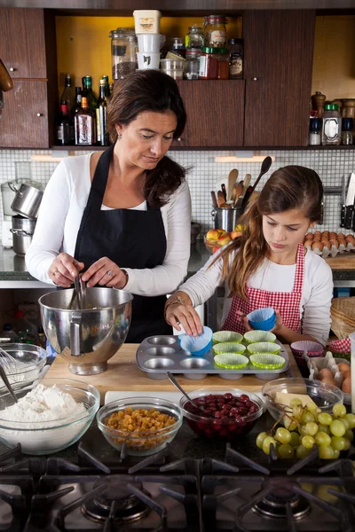 Anne ve kızı evde pişirme — Stok fotoğraf