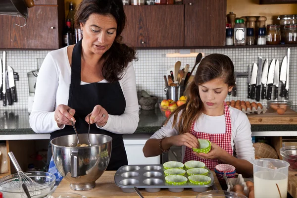 Moeder en dochter thuis bakken — Stockfoto