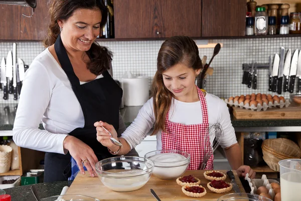 Anya és lánya otthon sütés — Stock Fotó