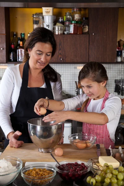 Moeder en dochter bakken in de keuken — Stockfoto