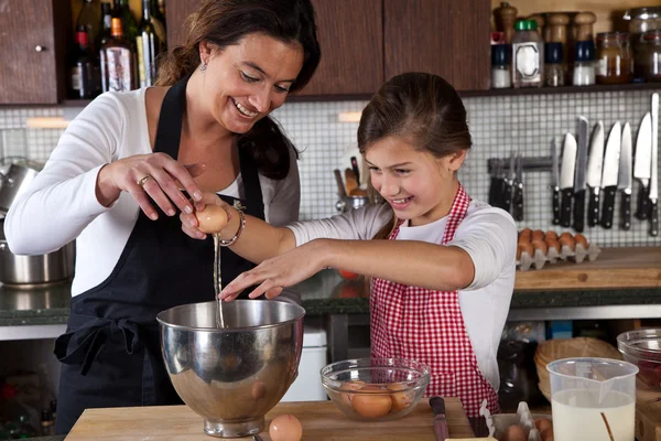 Matka a dcera, pečení v kuchyni — Stock fotografie