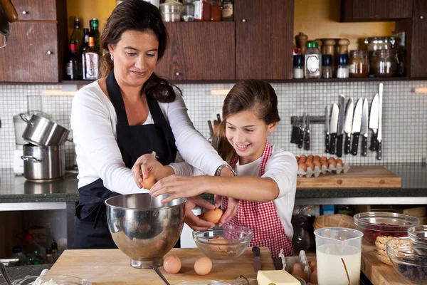 Мати і дочка випікають разом на кухні — стокове фото