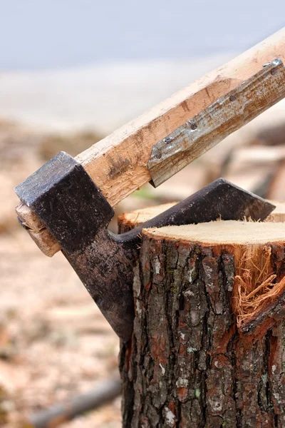 Axe chopping log — Stock Photo, Image