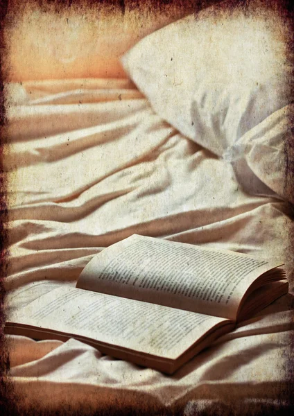 Kitap yatakta, vintage bir görünüm — Stok fotoğraf
