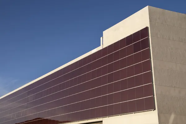 Zonne-energie gebouw — Stockfoto
