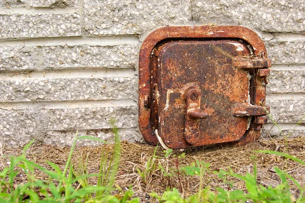 Velha porta de ferro enferrujado — Fotografia de Stock