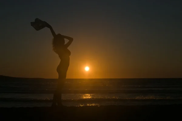 Silhueta menina contra o pôr do sol — Fotografia de Stock