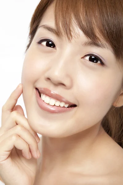 新鮮なきれいな肌で幸せの美しいアジアの女性の顔 — ストック写真