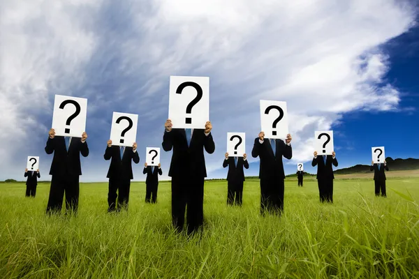 Grupo de homem de negócios em terno preto e segurando símbolo de ponto de interrogação — Fotografia de Stock