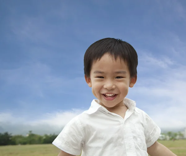 Lächelnder Junge — Stockfoto