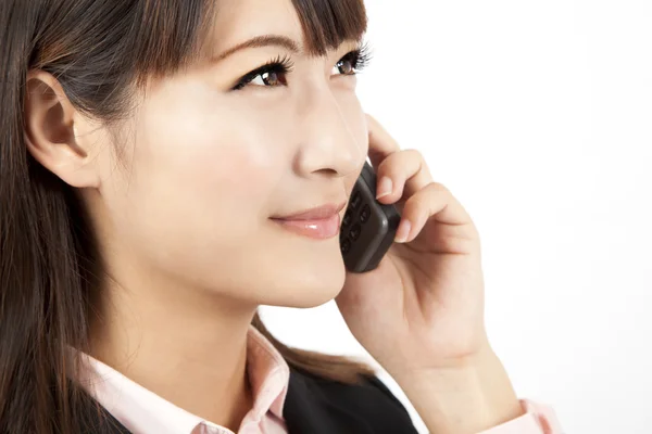 Молодая деловая женщина разговаривает по мобильному телефону — стоковое фото