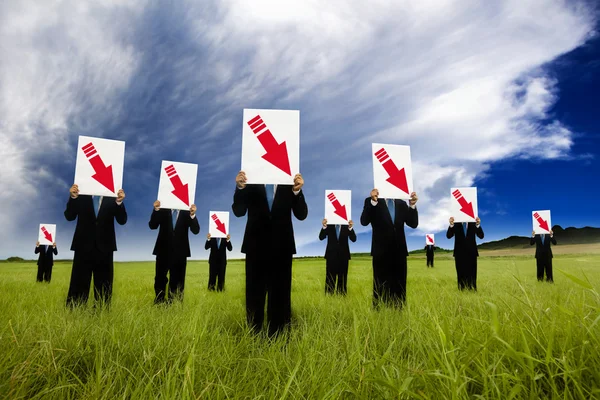 Gruppo di uomini d'affari in completo nero e tenendo freccia rossa verso il basso grafico — Foto Stock