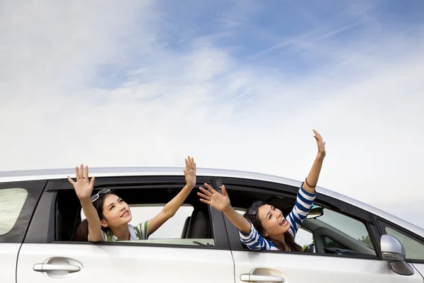Gelukkig meisjes in de auto en genieten van vakantie — Stockfoto