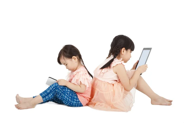 Dvě dívky pomocí dotykové obrazovky počítače tablet pc — Stock fotografie
