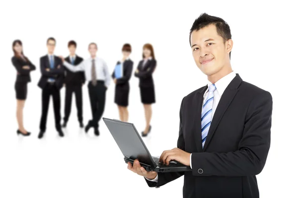 Empresário sorridente segurando laptop e equipe de negócios de sucesso — Fotografia de Stock