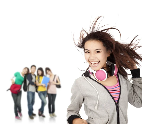 Glücklich lächelnde Mädchen und junge Gruppe — Stockfoto