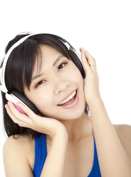Sonriente hermosa joven escuchando música — Foto de Stock
