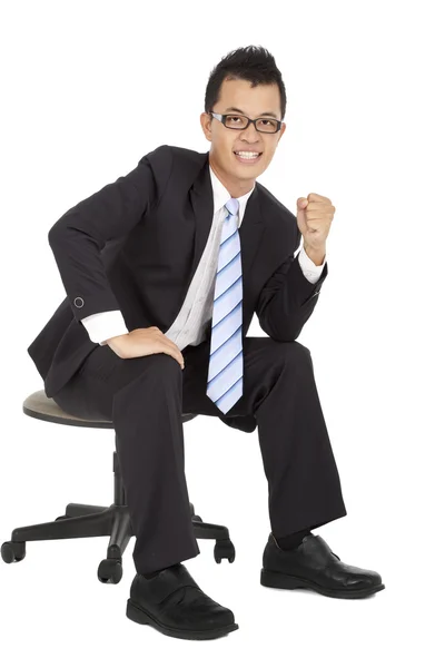 Ázsiai fiatal üzletember ül a széken, és elszigetelt fehér — Stock Fotó