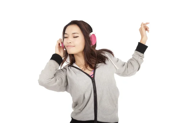 Mujer joven asiática escuchando música y bailando — Foto de Stock