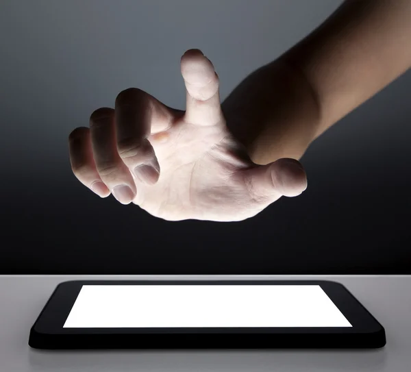 Mão tocando a tela sensível ao toque do tablet pc — Fotografia de Stock