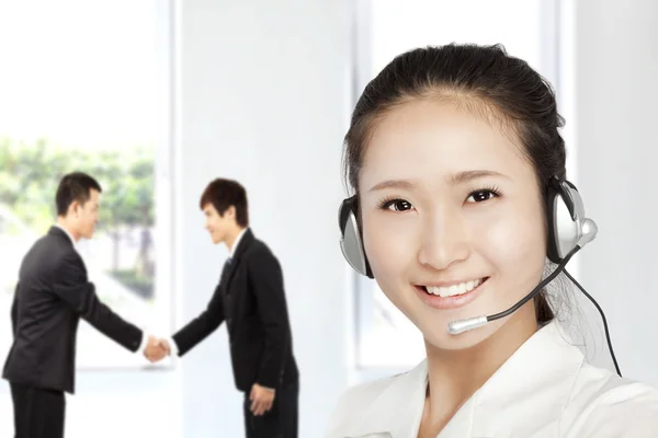 Servicio al cliente sonriente de mujer de negocios por teléfono — Foto de Stock