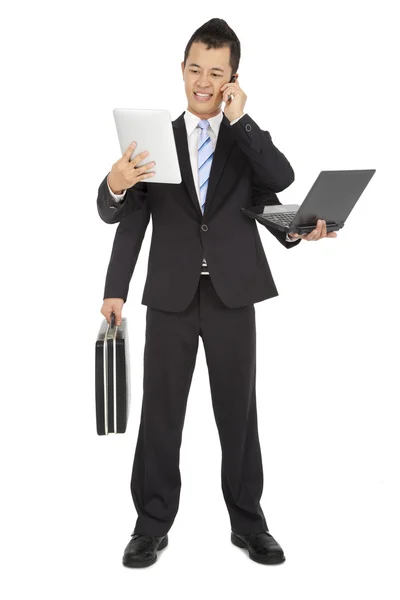 Empresário ocupado segurando telefone celular e laptop — Fotografia de Stock