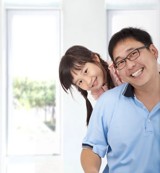 Lächelnd asiatische Mädchen und Vater — Stockfoto