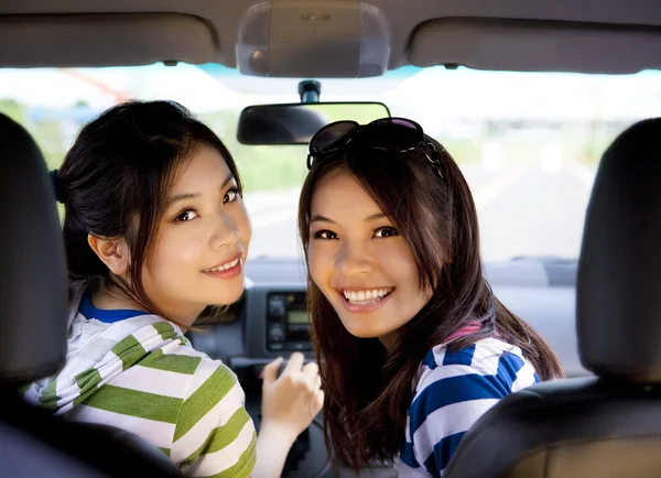 Ευτυχής κορίτσια στο αυτοκίνητο και Απολαύστε την οδήγηση — Φωτογραφία Αρχείου