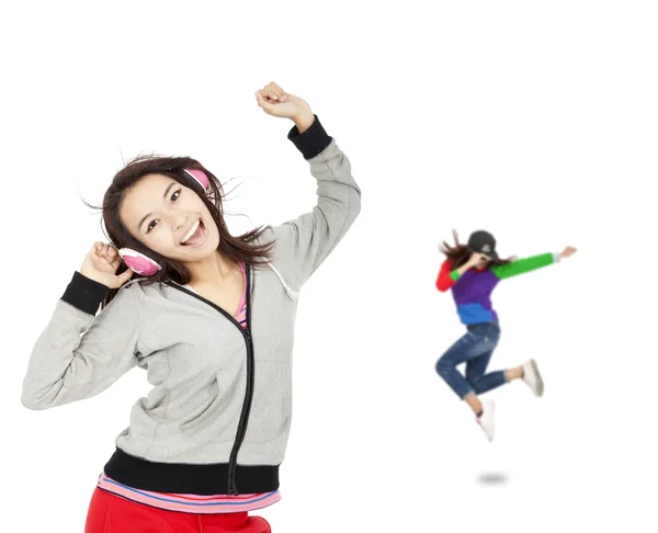 快乐的亚洲年轻女人听音乐和跳舞 — 图库照片