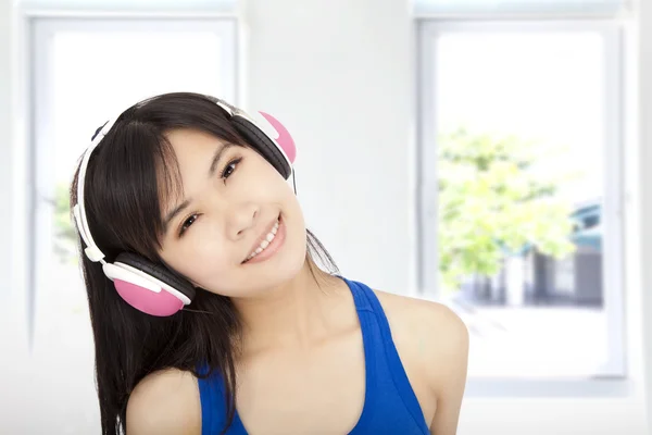 Beautiful asian girl listening to music — Stock Photo, Image