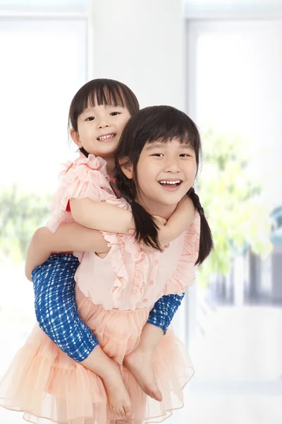 Glada asiatiska tjejer — Stockfoto