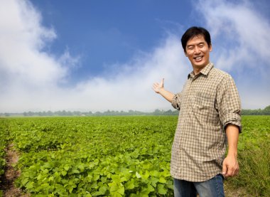 onun çiftlik gösterilen mutlu Asyalı çiftçi