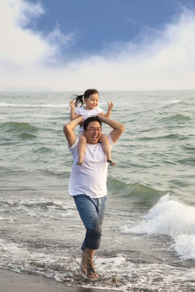 Счастливый отец с маленькой девочкой на пляже — стоковое фото