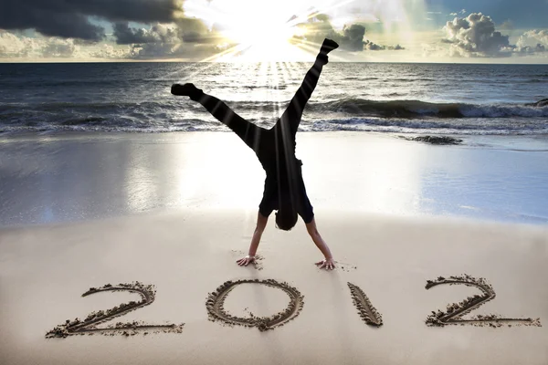 Frohes neues Jahr 2012 am Strand mit Sonnenaufgang — Stockfoto
