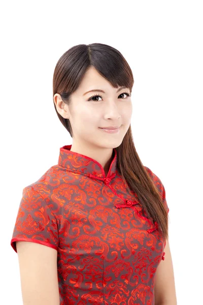 Улыбающаяся красивая китайская девушка в традиционной одежде — стоковое фото