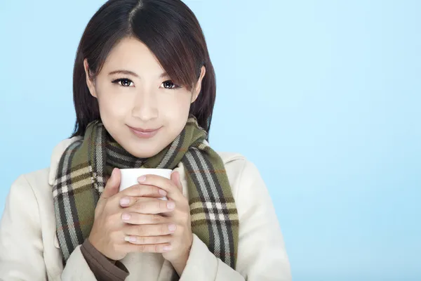Hermosa mujer vistiendo ropa de invierno y sosteniendo taza de café — Foto de Stock