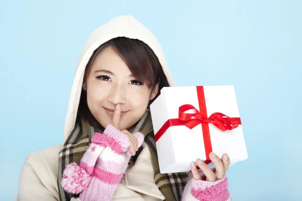 Retrato de invierno de una mujer sonriente con una caja de regalo —  Fotos de Stock